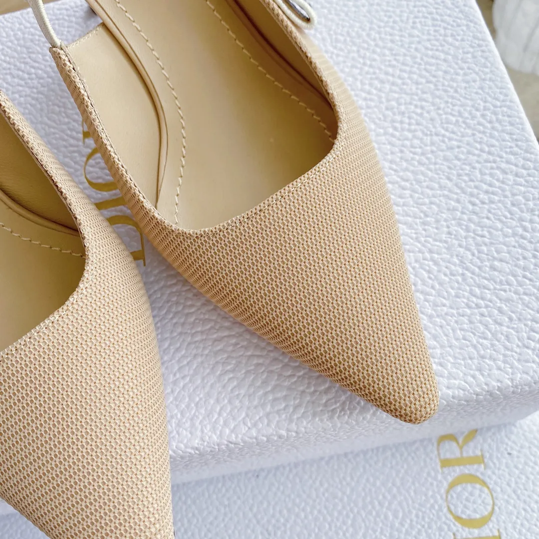 👟👟Ex-factory price 440👟👟 Developed one-to-one from the original version, 👠👠✨ ✨Dior’s popular sandals are new🔥 🔥 The same style as the most popular internet celebrities and celebrities of the year💁 💁. Imported fabric, lining and feet are made of calfskin lining🐑. Original molded heel, heel height 10Cm 6.5cm💘 Original molded metal outsole with five-pointed star LOGO mark✨. Original bow, 💅 Italian leather outsole. 👄💋 Full set of packaging (bags, cards, invoices, one-to-one wrapping paper) 34 40 41 customized